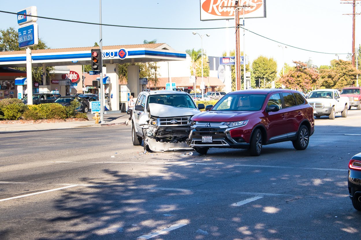Reseda, CA – Injuries Reported in Crash at White Oak Ave and Lanark St